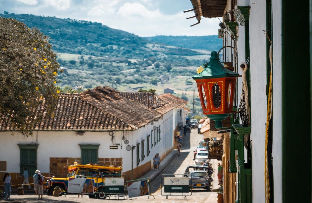 Calle con edificios coloniales en Barichara, Colombia